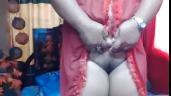 Perempuan murahan yang kurang ajar meregangkan bokongnya menggunakan dildo video lucah tupah besar